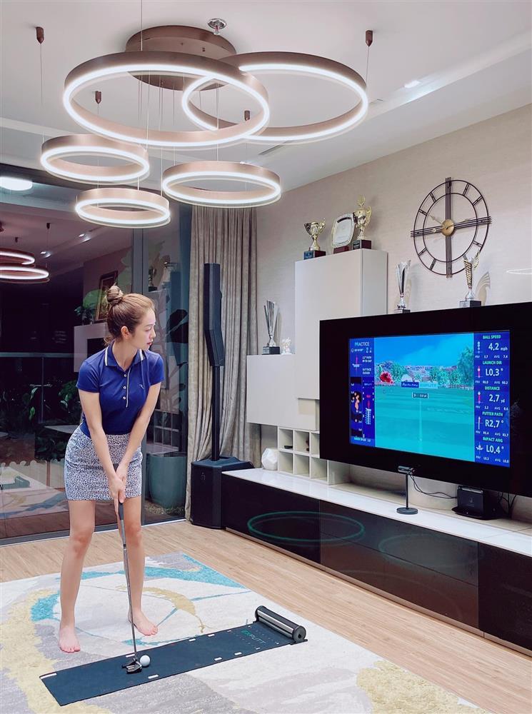 Jennifer Phạm đáp trả tay đôi khi bị mắng sống vô cảm mùa dịch-1