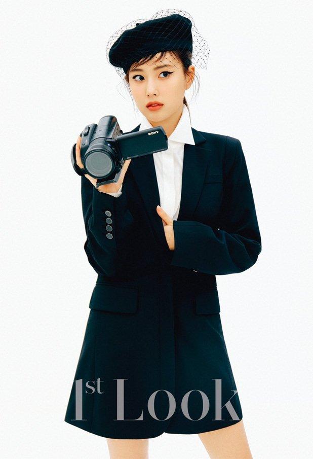 Kang Hye Won gây ấn tượng với vẻ đẹp cổ điển trong bộ ảnh solo đầu tiên của cô trên tạp chí 1st Look.