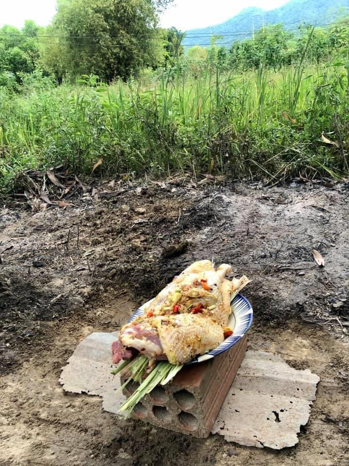 Bày đặt làm gà nướng nhưng thành phẩm lại đen như tiền đồ chị Dậu-1