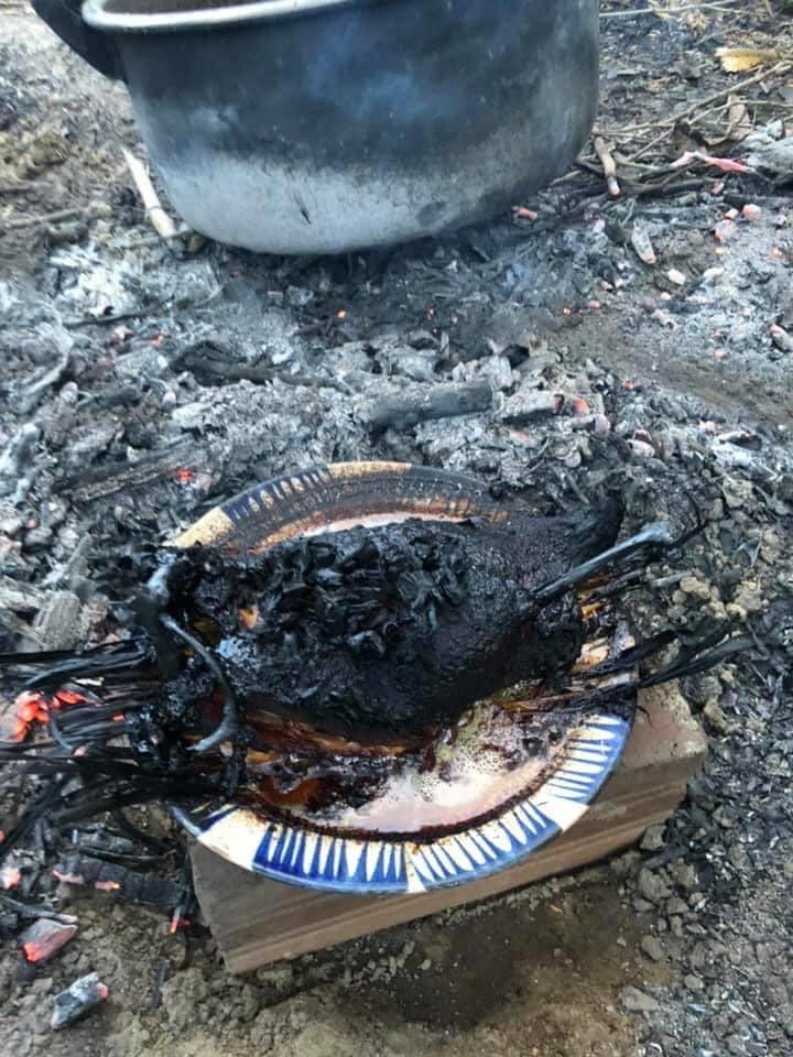 Bày đặt làm gà nướng nhưng thành phẩm lại đen như tiền đồ chị Dậu-3