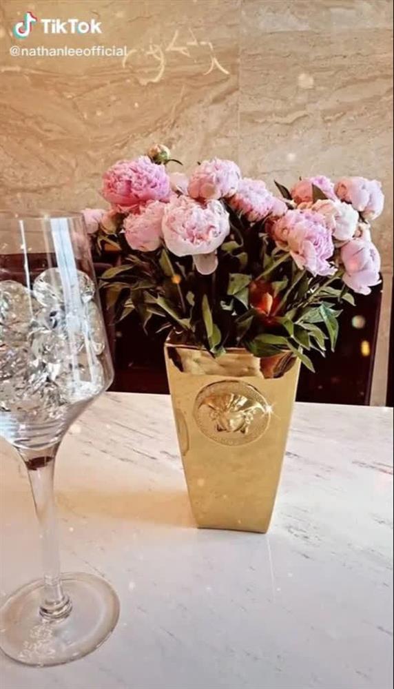 Nathan Lee cover hit The Weeknd nhưng chiếc ly đựng đầy kim cương đã làm lu mờ tất cả!-1