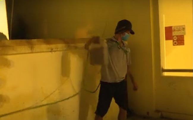 Mang xăng vào trụ sở UBND phường đốt 2 chiếc ô tô để trả thù vì bị nhắc nhở phòng dịch-2