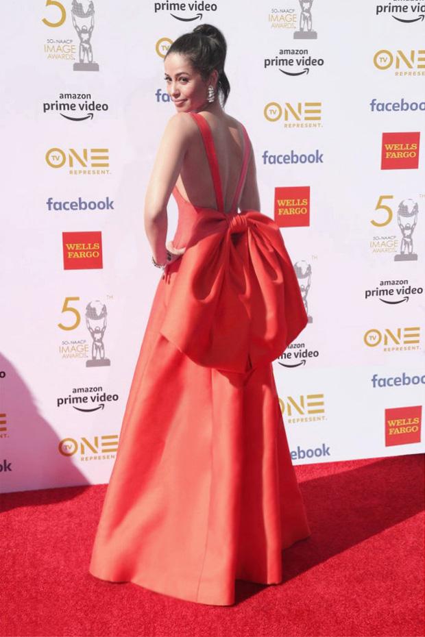 Hà Hồ đụng Mâu Thuỷ váy của NTK Công Trí: Khí chất mẹ bỉm có thắng vòng 1 ngồn ngộn của Á hậu?-6