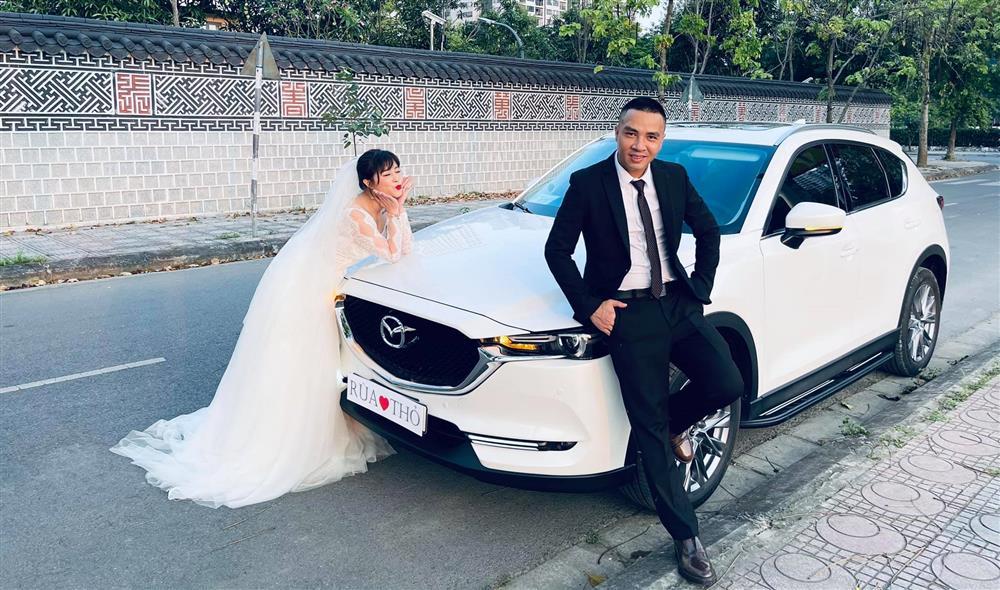 Netizen soi chi tiết sặc mùi tiền trong ảnh cưới MC Hoàng Linh với chồng-7