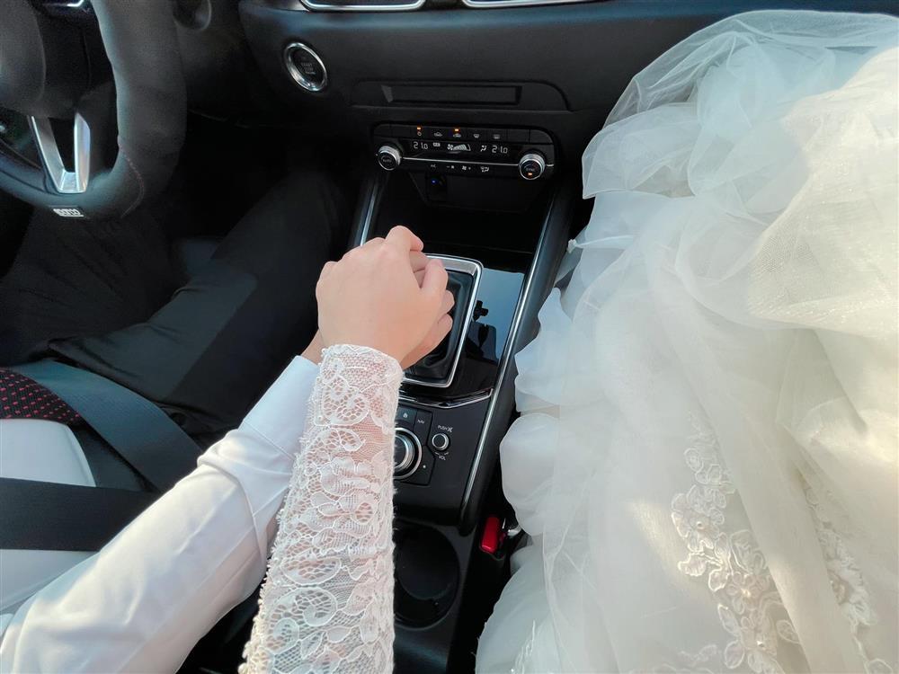 Netizen soi chi tiết sặc mùi tiền trong ảnh cưới MC Hoàng Linh với chồng-8