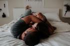 7 điều cặp đôi hạnh phúc hay làm trên giường ngủ