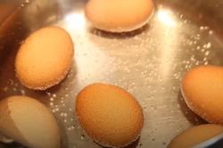Cách luộc trứng chuẩn nhà hàng 5 sao