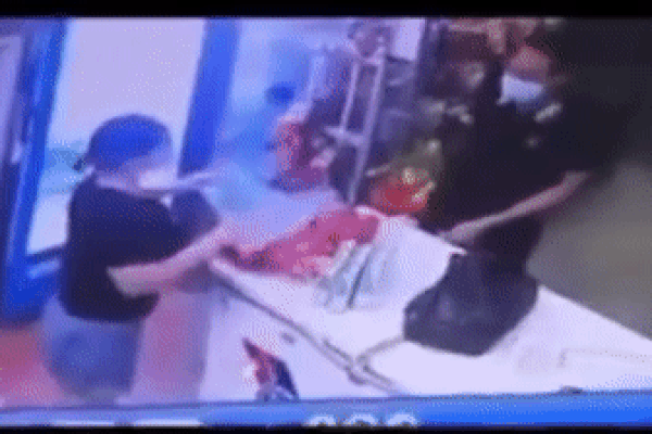 Clip: F0 trèo tường trốn khỏi khu cách ly Covid-19 đi mua đồ ăn cho bạn gái