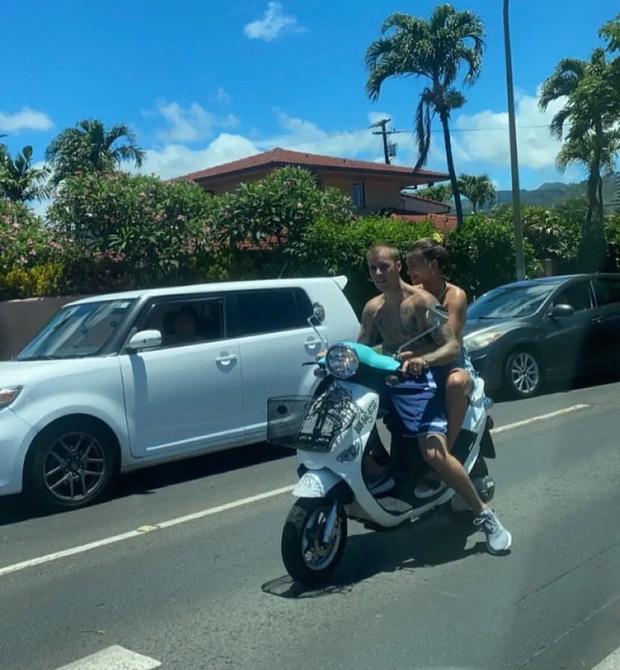 Justin Bieber cởi trần phóng xe máy chở vợ đi chơi, nhìn tưởng bon bon giữa trời nắng Quận 1-1