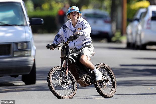 Justin Bieber cởi trần phóng xe máy chở vợ đi chơi, nhìn tưởng bon bon giữa trời nắng Quận 1-4