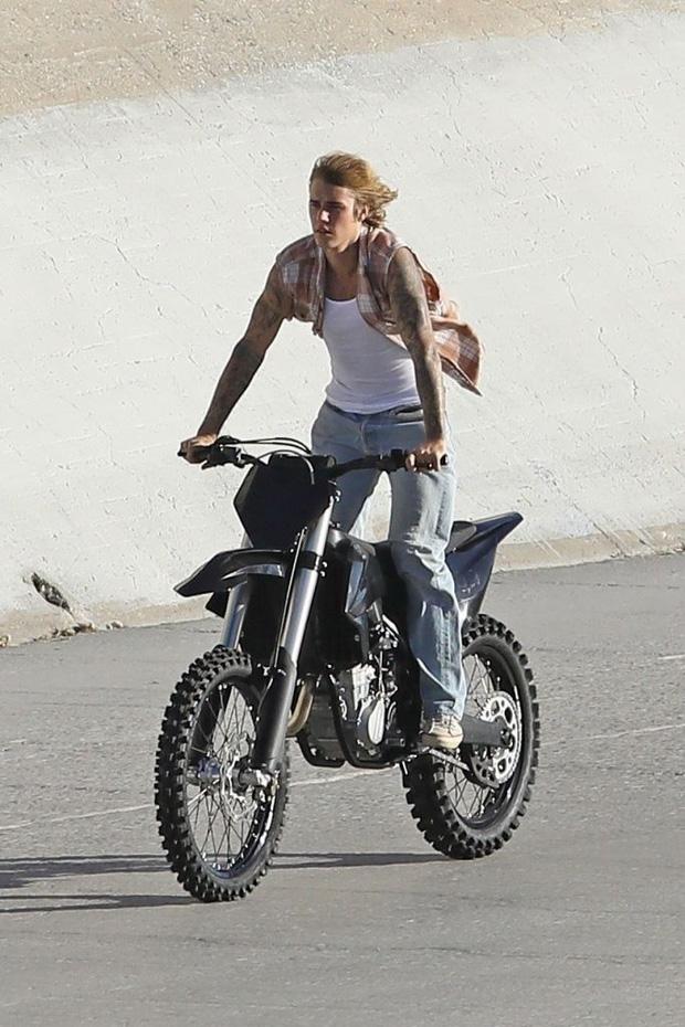 Justin Bieber cởi trần phóng xe máy chở vợ đi chơi, nhìn tưởng bon bon giữa trời nắng Quận 1-6