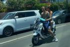 Justin Bieber cởi trần phóng xe máy chở vợ đi chơi, nhìn tưởng bon bon giữa trời nắng Quận 1