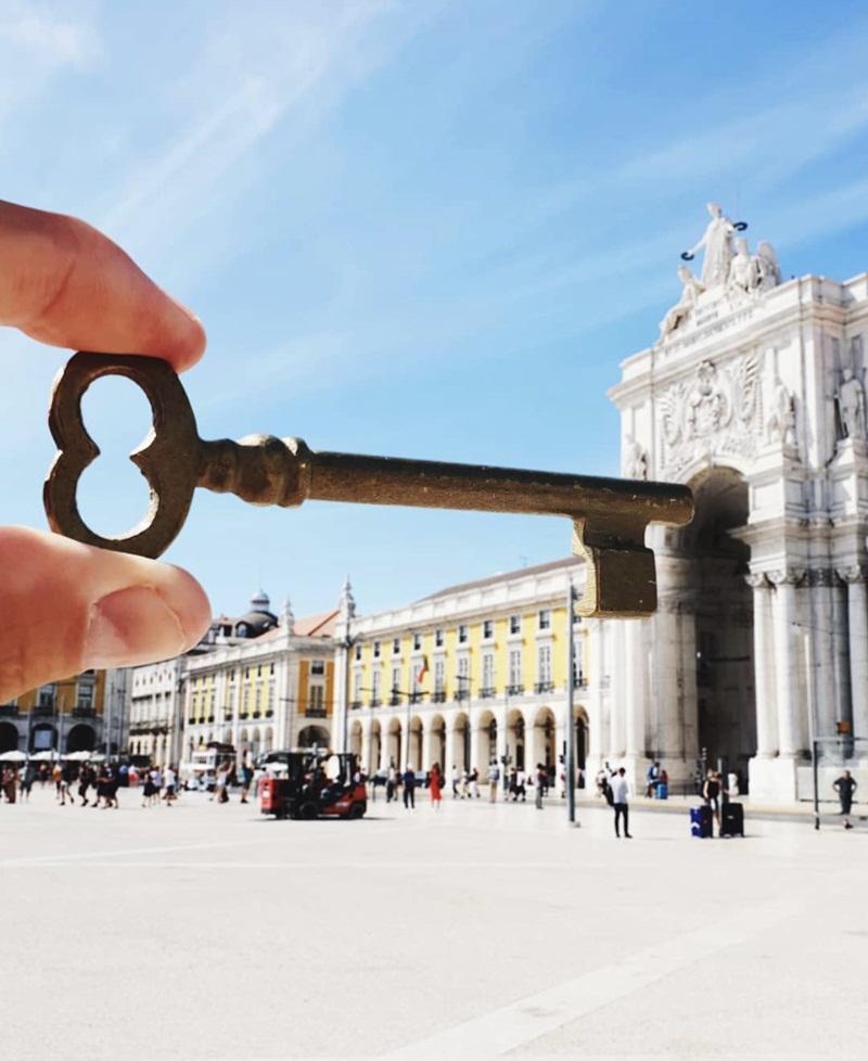 Praca do Comercio, quảng trường tráng lệ tại Lisbon, tiếp tục là niềm cảm hứng cho Hugo sáng tạo những bức ảnh đầy nghệ thuật. Ba mặt của quảng trường được bao quanh bởi các tòa nhà màu vàng theo phong cách kiến trúc Pombaline. Nhiếp ảnh gia tạo hiệu ứng thị giác với người xem khi dùng chiếc chìa khóa cổ kết hợp trong khung hình và biến cánh cổng thành ổ khóa.