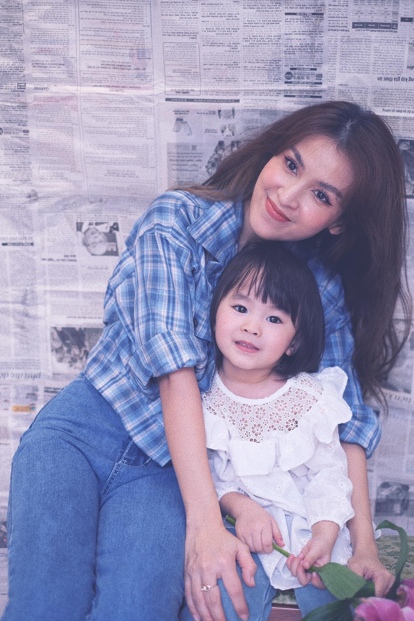 Tú Vi đăng tải khoảnh khắc ngọt ngào bên con gái.