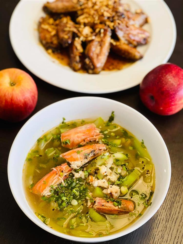 Đoan Trang trổ tài nữ công gia chánh với loạt món Việt bên bầu trời Singapore-4