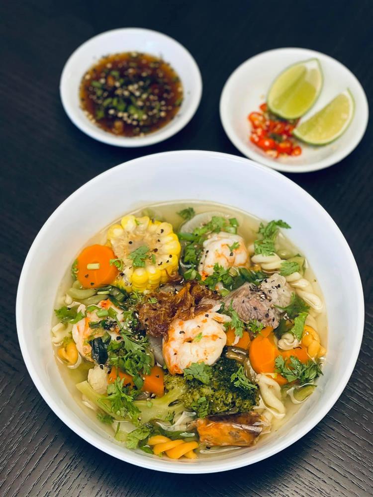 Đoan Trang trổ tài nữ công gia chánh với loạt món Việt bên bầu trời Singapore-7