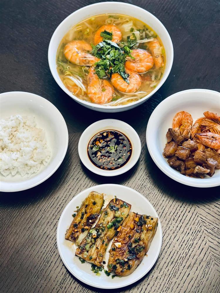 Đoan Trang trổ tài nữ công gia chánh với loạt món Việt bên bầu trời Singapore-8