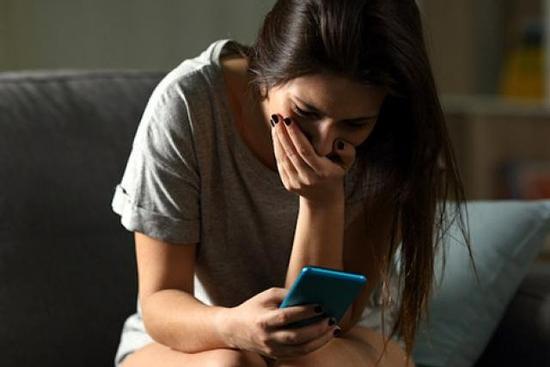 Phát hiện bí mật chấn động chồng giấu suốt 4 năm, pha xử lý khác người của cô vợ