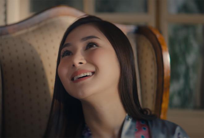 Hương Tràm khiến bạn giật mình vài lần bởi mắt vô hồn, mặt đơ cứng ở MV mới-2