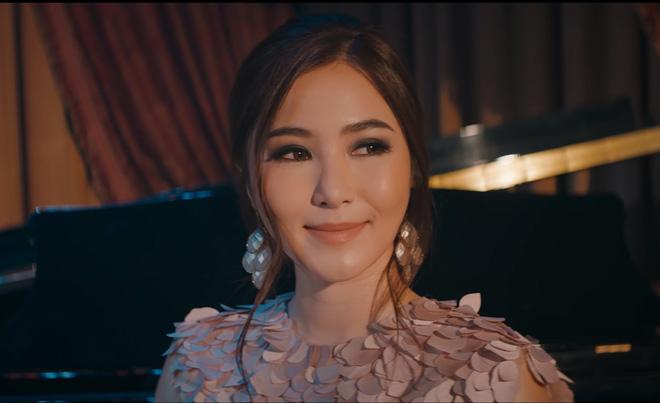 Hương Tràm khiến bạn giật mình vài lần bởi mắt vô hồn, mặt đơ cứng ở MV mới-5