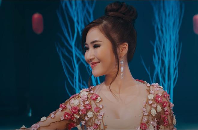 Hương Tràm khiến bạn giật mình vài lần bởi mắt vô hồn, mặt đơ cứng ở MV mới-8