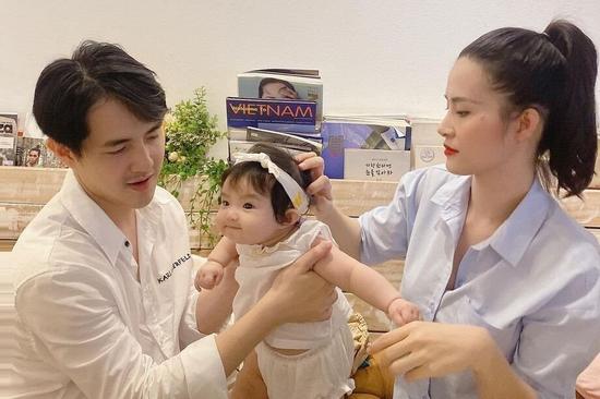 Những bước đi đáng yêu của con gái Đông Nhi ở tháng thứ 7