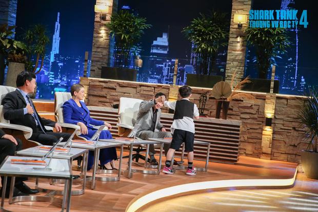 Danh tính bé trai bắn rap đỉnh cao giữa bể cá mập Shark Tank-2