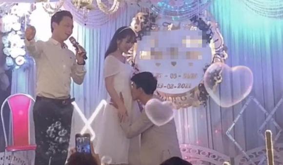 Cô dâu có bầu trước cưới, chú rể làm điều chưa ai từng làm giữa hội trường-1