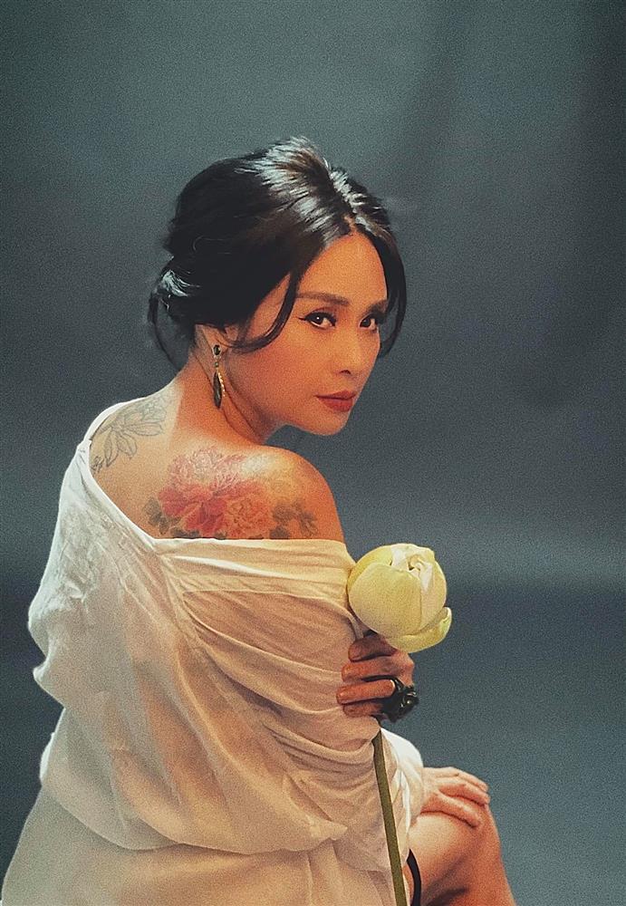 Diva Thanh Lam lần đầu tiên để lộ loạt hình xăm kín lưng-2