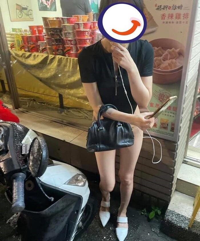 Cô nàng dưỡn dẹo bikini khoét hiểm xuống phố gây phản cảm-2