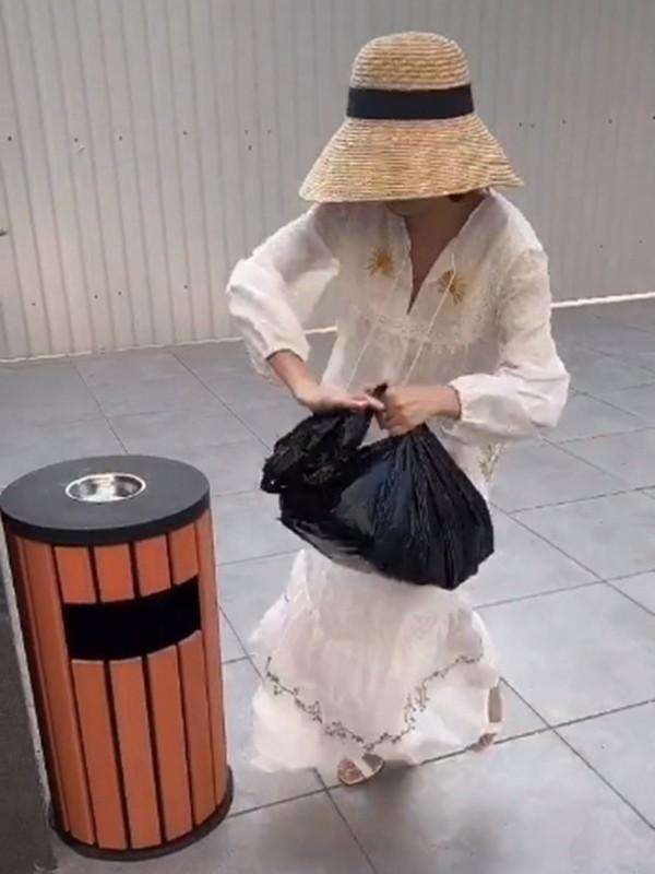 Thời trang phang hoàn cảnh: Đỗ Thị Hà mặc đầm tweed mua thịt, Khánh Vân đội vương miện đi đổ rác-7