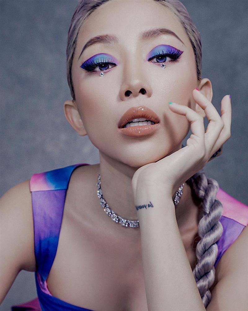 Tóc Tiên bị chỉ trích tư cách nghệ sĩ vì ăn mặc hớ hênh-2