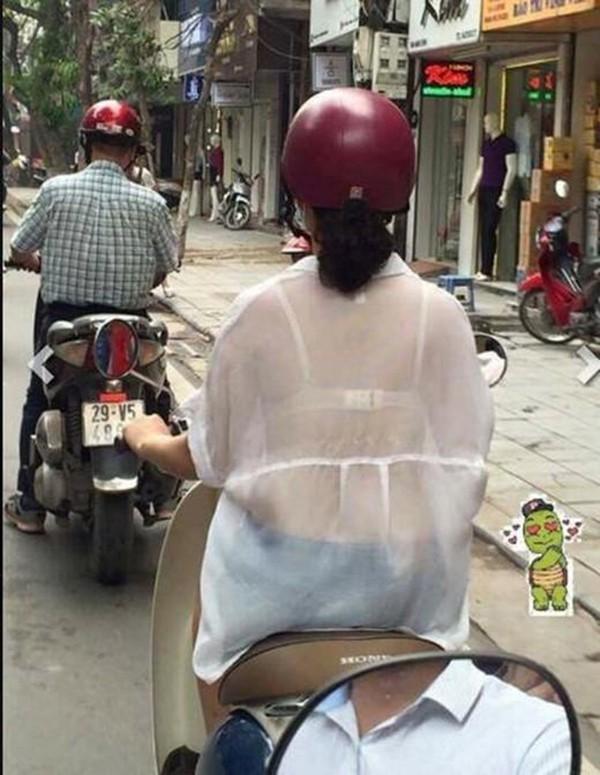 Những bộ váy áo mỏng tang lộ nội y phản cảm rầm rộ trên đường-1