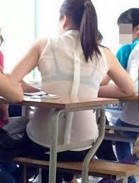 Những bộ váy áo mỏng tang lộ nội y phản cảm rầm rộ trên đường-4