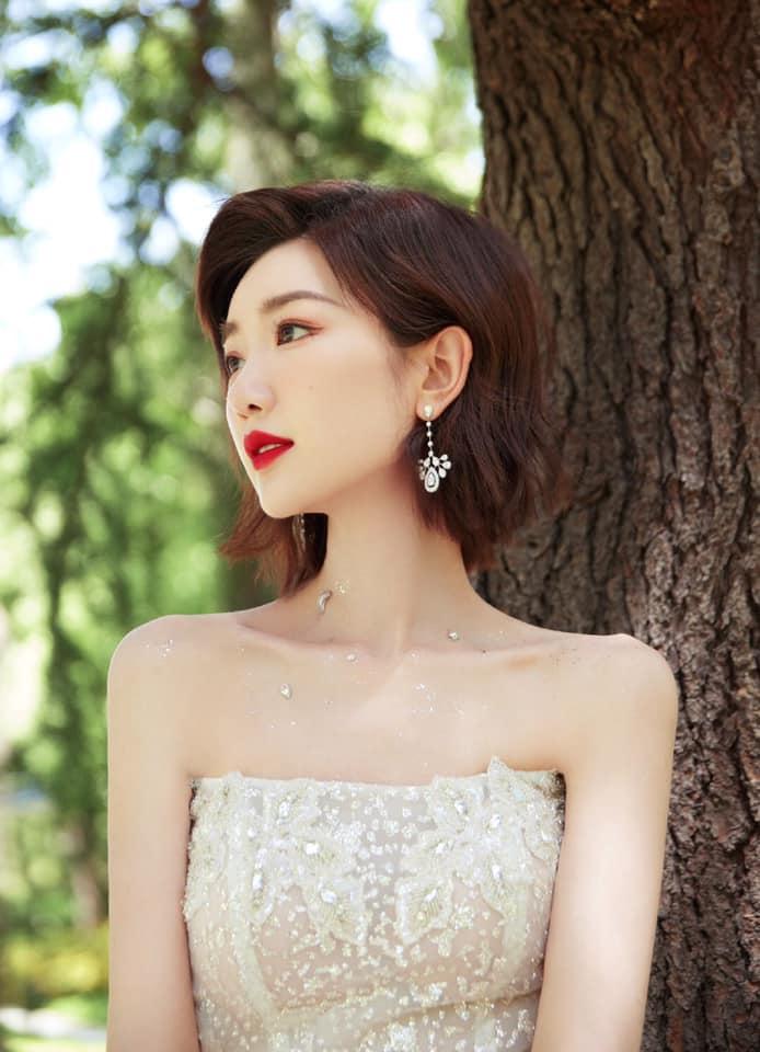 Địch Lệ Nhiệt Ba khoe visual đẳng cấp, Lưu Diệc Phi già chát lắm người chê-12