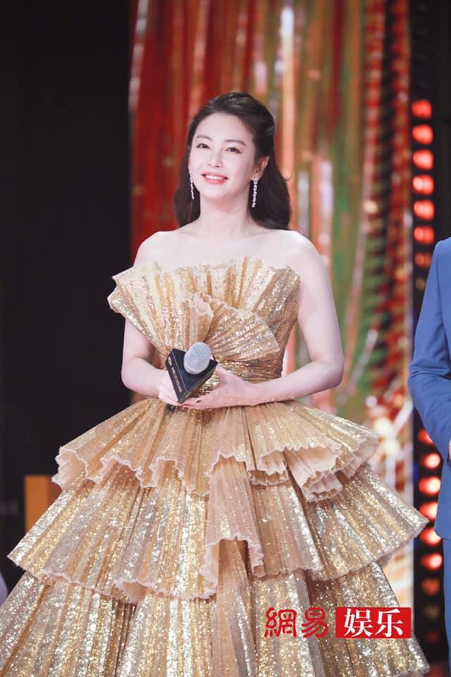 Địch Lệ Nhiệt Ba khoe visual đẳng cấp, Lưu Diệc Phi già chát lắm người chê-14