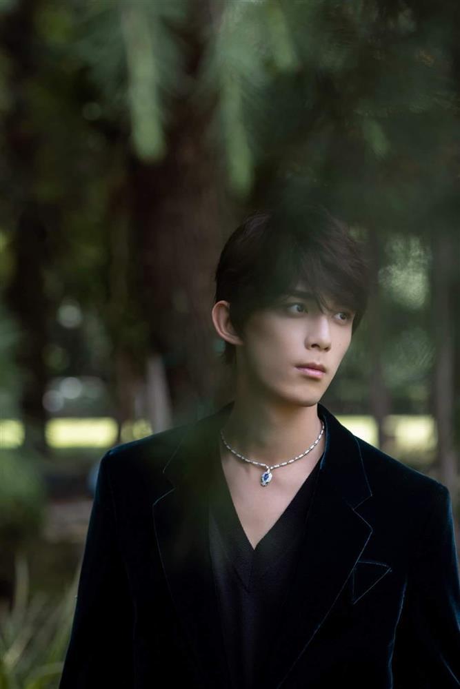 Địch Lệ Nhiệt Ba khoe visual đẳng cấp, Lưu Diệc Phi già chát lắm người chê-15