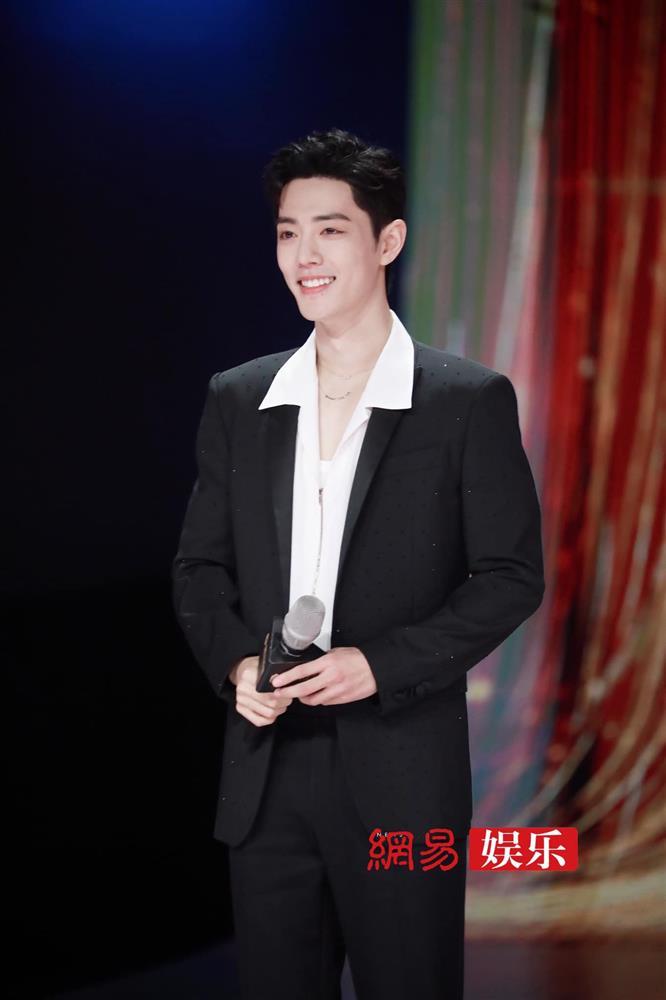 Địch Lệ Nhiệt Ba khoe visual đẳng cấp, Lưu Diệc Phi già chát lắm người chê-2