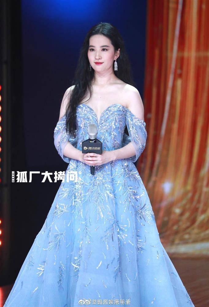 Địch Lệ Nhiệt Ba khoe visual đẳng cấp, Lưu Diệc Phi già chát lắm người chê-3