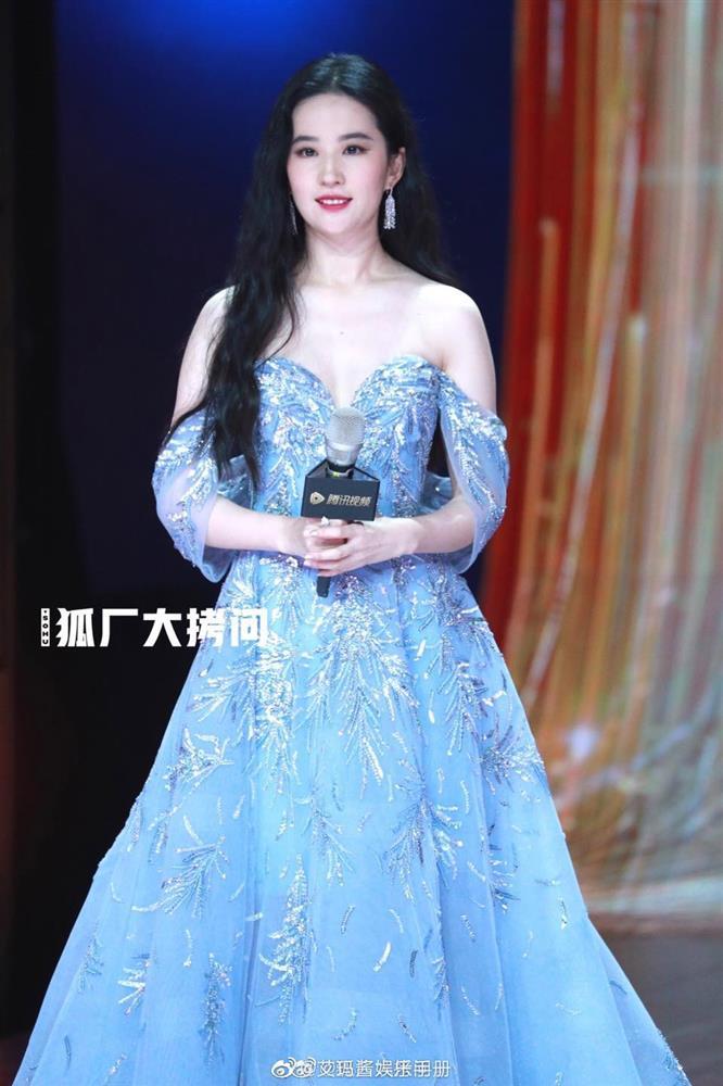 Địch Lệ Nhiệt Ba khoe visual đẳng cấp, Lưu Diệc Phi già chát lắm người chê-4