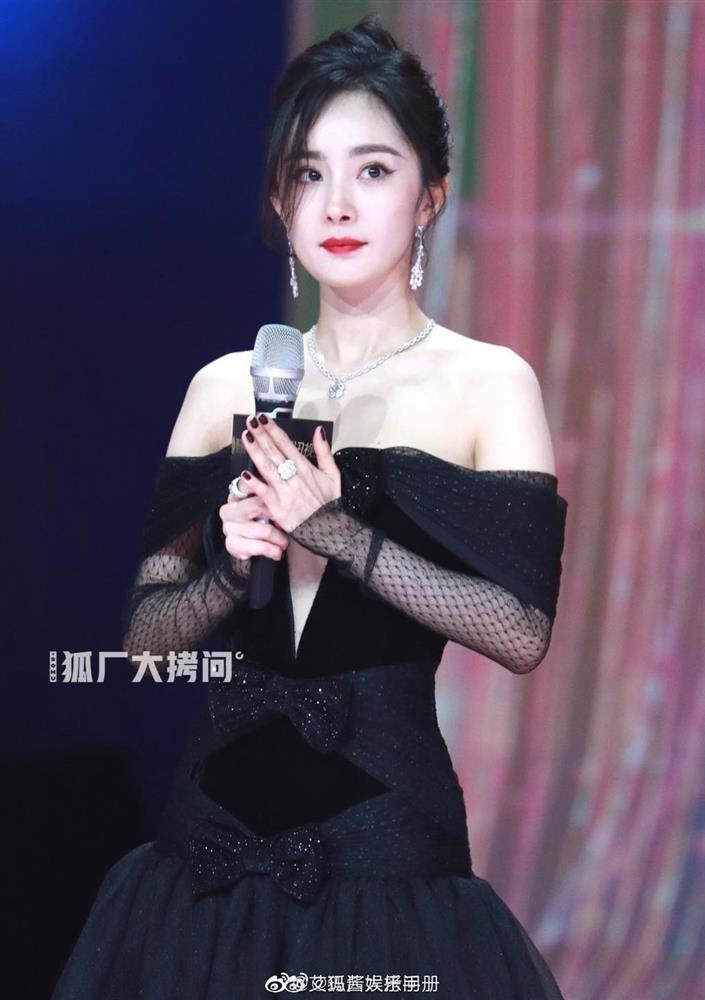 Địch Lệ Nhiệt Ba khoe visual đẳng cấp, Lưu Diệc Phi già chát lắm người chê-9