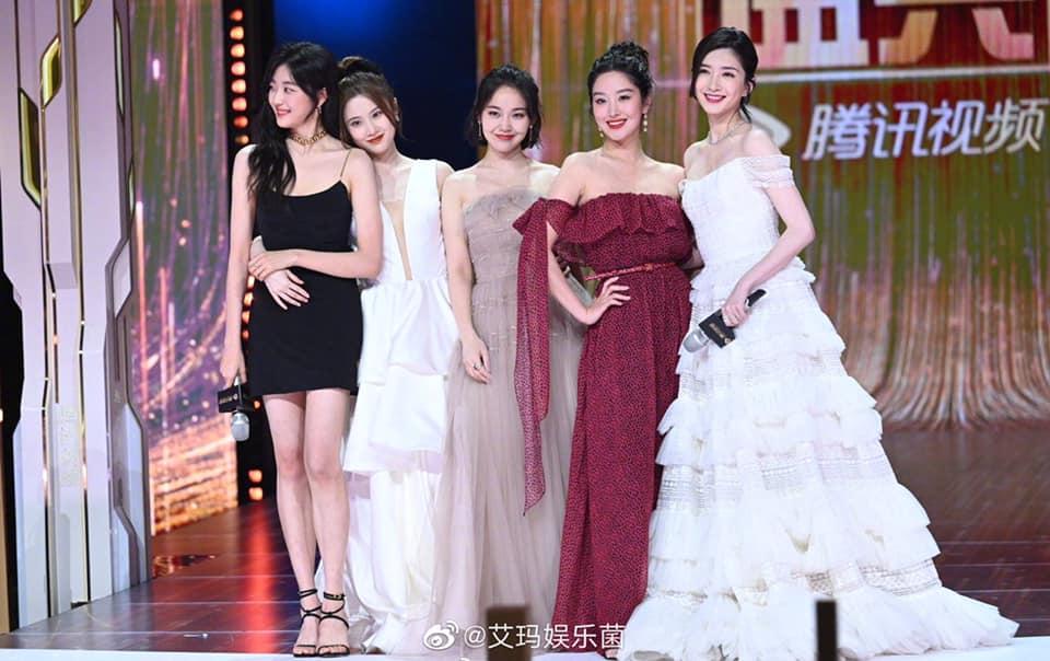 Địch Lệ Nhiệt Ba khoe visual đẳng cấp, Lưu Diệc Phi già chát lắm người chê-11