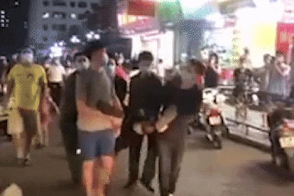 Clip: Bị nhắc đeo khẩu trang, thanh niên quát tháo để rồi bị 'khênh lên phường'