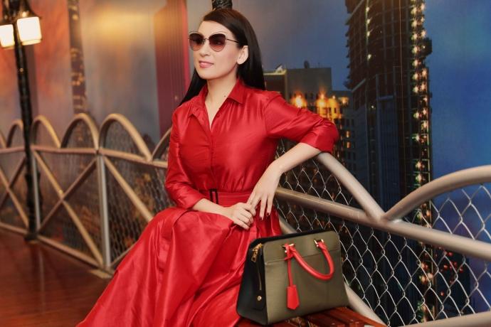 Không ngờ Phi Nhung cũng có lúc sành điệu, dát hàng hiệu chảnh cỡ này!-3