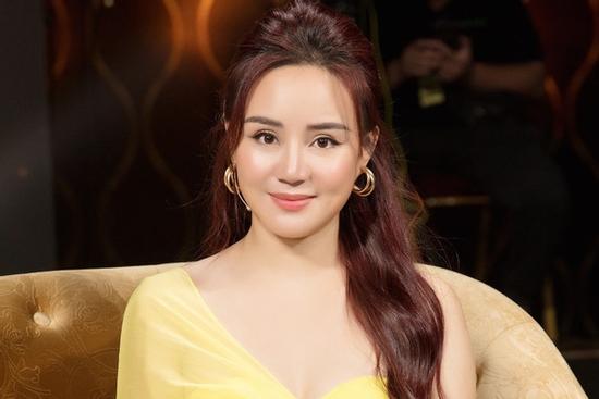 Vy Oanh bị 'dùng trò bẩn bịt miệng' sau drama với bà Phương Hằng