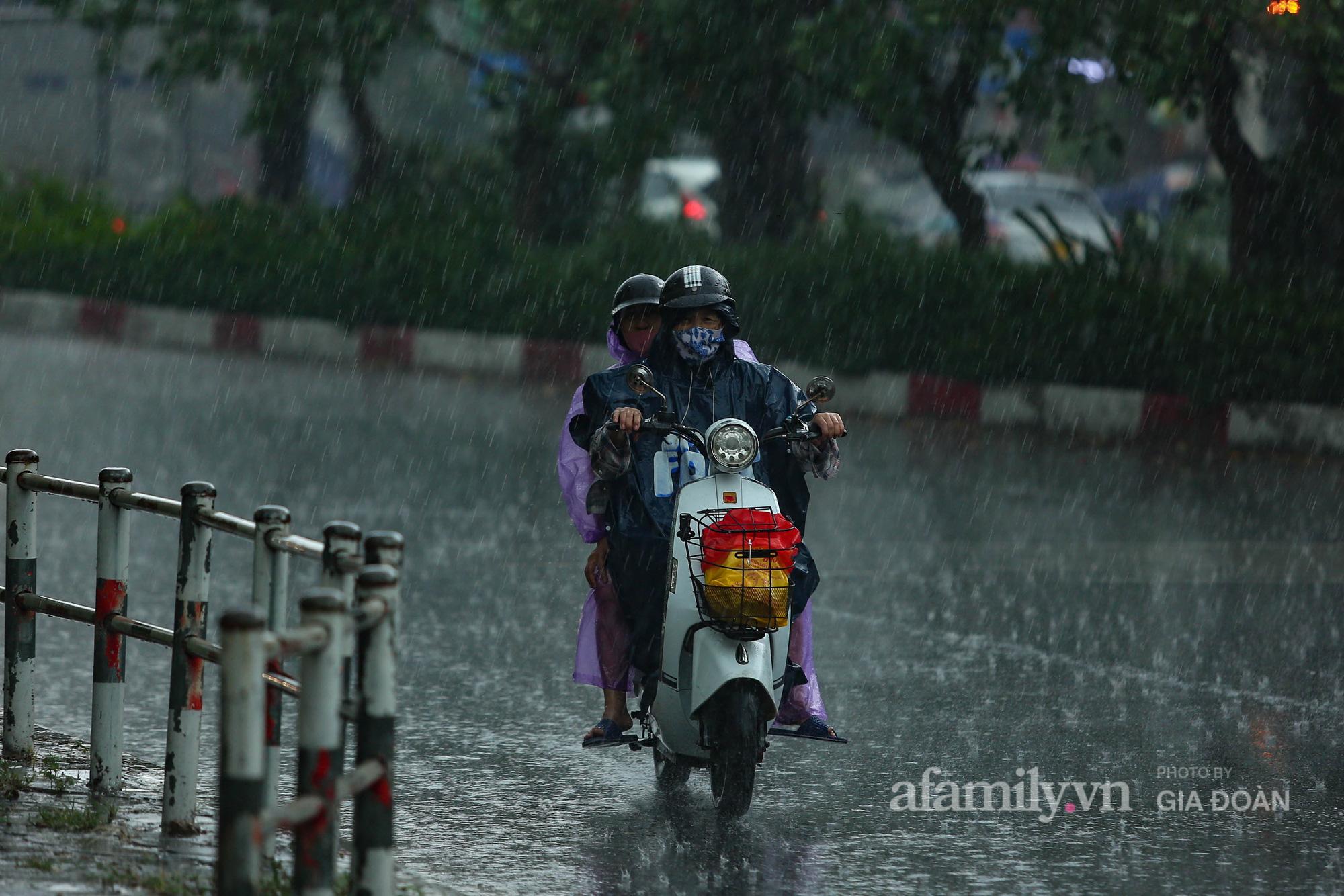 Trước đó, Trung tâm Dự báo KTTV quốc gia đã có cảnh báo mưa dông trên diện rộng tại các khu vực nội thành Hà Nội.