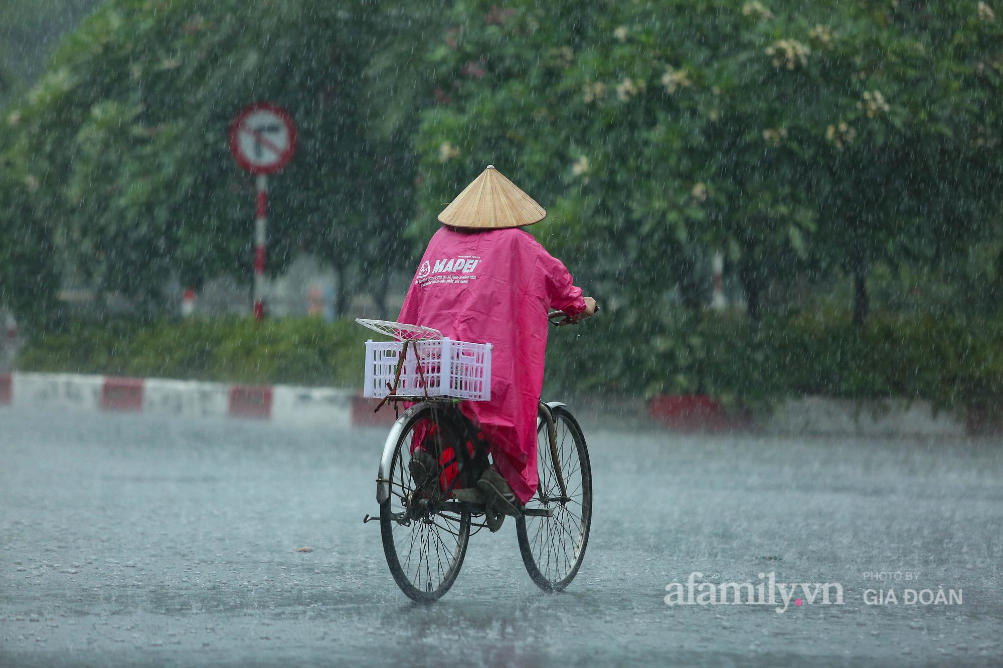 Mưa lớn và bất ngờ khiến những người đang di chuyển ngoài đường không kịp trở tay.