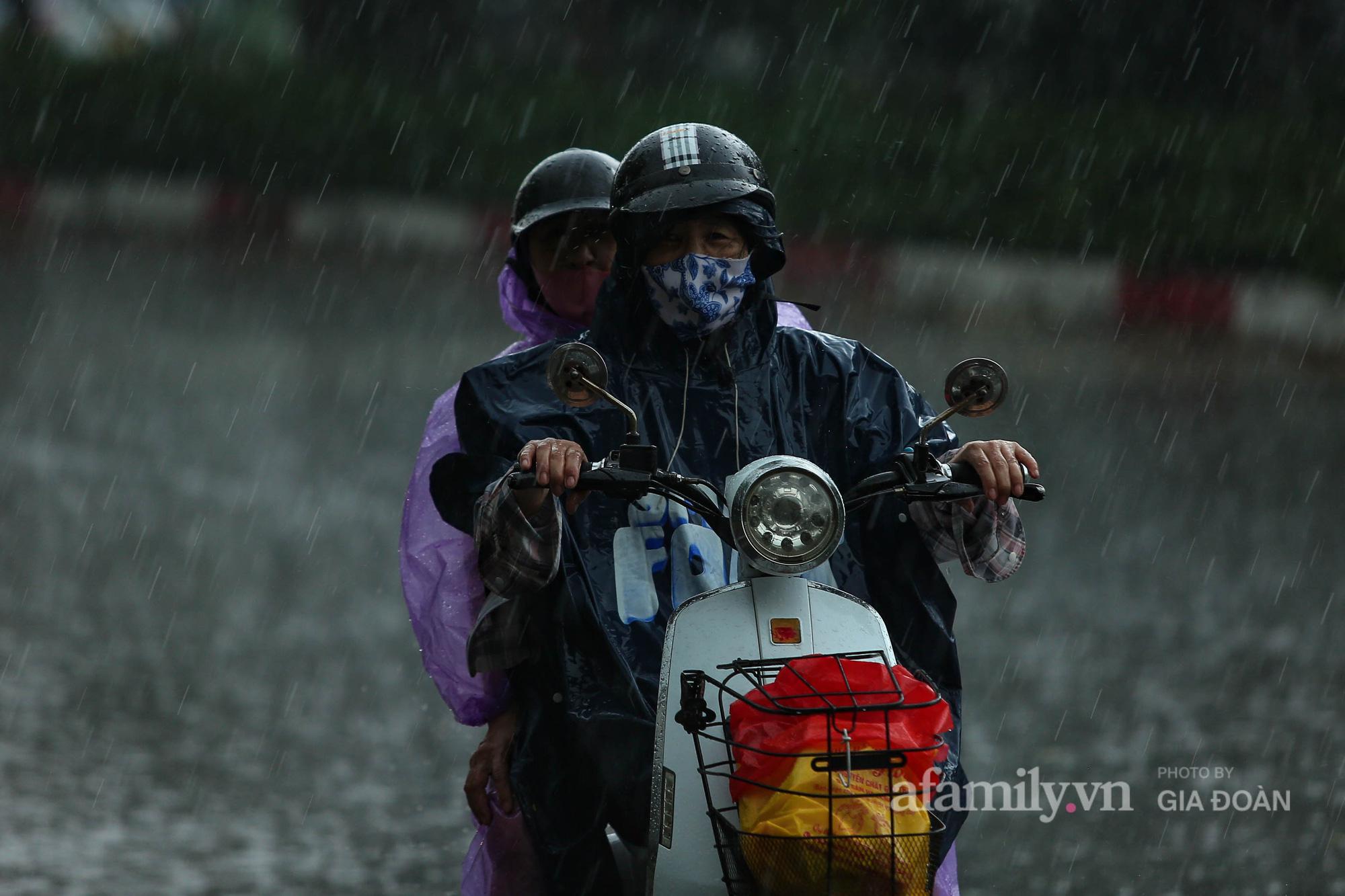 Kể cả có mặc áo mưa, cũng khó lòng tránh bị ướt.