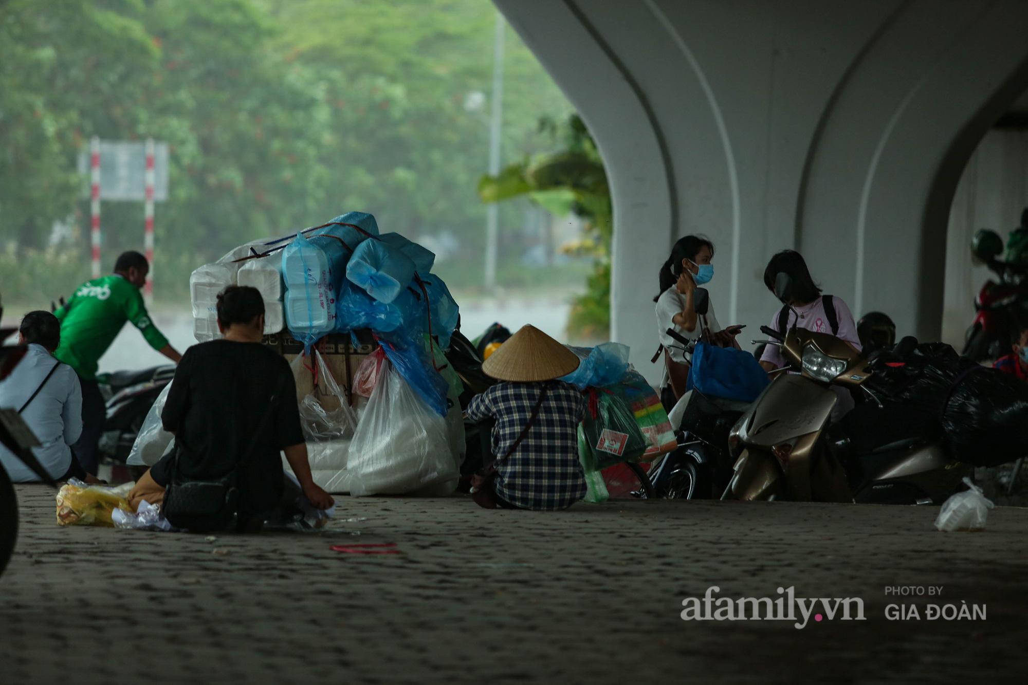 Những người không kịp chuẩn bị áo mưa thì nhanh chóng chui vào gầm cầu vượt tránh trú.