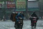 Người Hà Nội chật vật trong cơn mưa tầm tã ngày đầu tuần